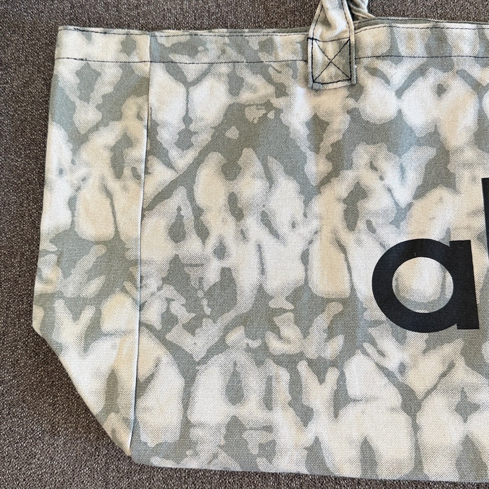 Alo Yoga Tie Dye Shopper Tote Bag Grey & White Tie Die Pattern 100% Cotton NWOT - Picture 2 of 9